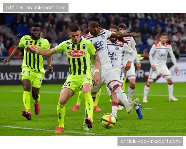 里昂3-2逆转摩纳哥，取得保级路上关键三分