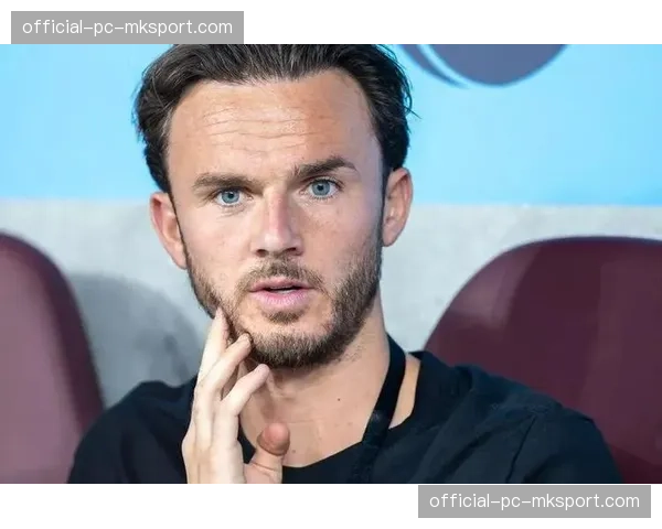 看台观战，伤缺的麦迪逊与孙兴慜紧张注视球队每一次进攻机会