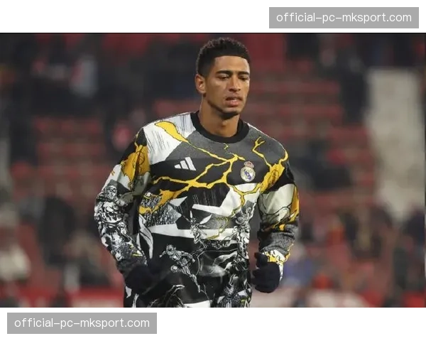 特写：伤愈复出的贝林厄姆在替补席上密切关注场上局势