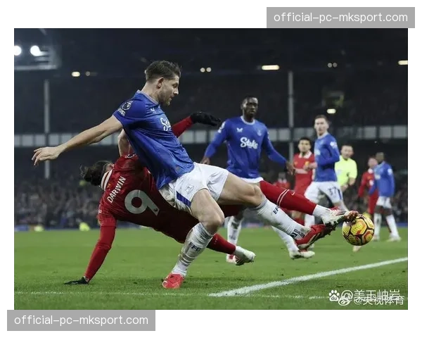 战报：那不勒斯2-2战平本菲卡，奥斯梅恩头球扳平比分